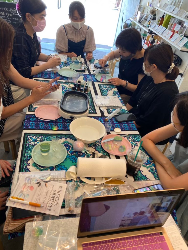 手作りバスボム　バスボム作り　ワークショップ風景