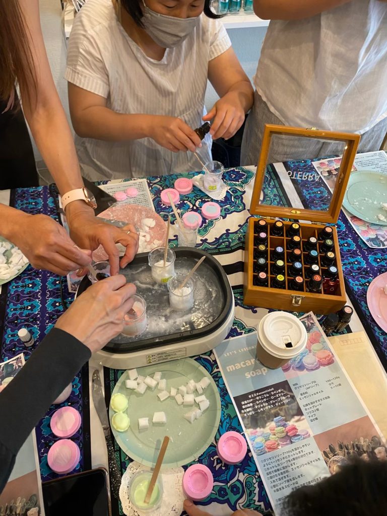 手作りバスボム　バスボム作り　ワークショップ風景