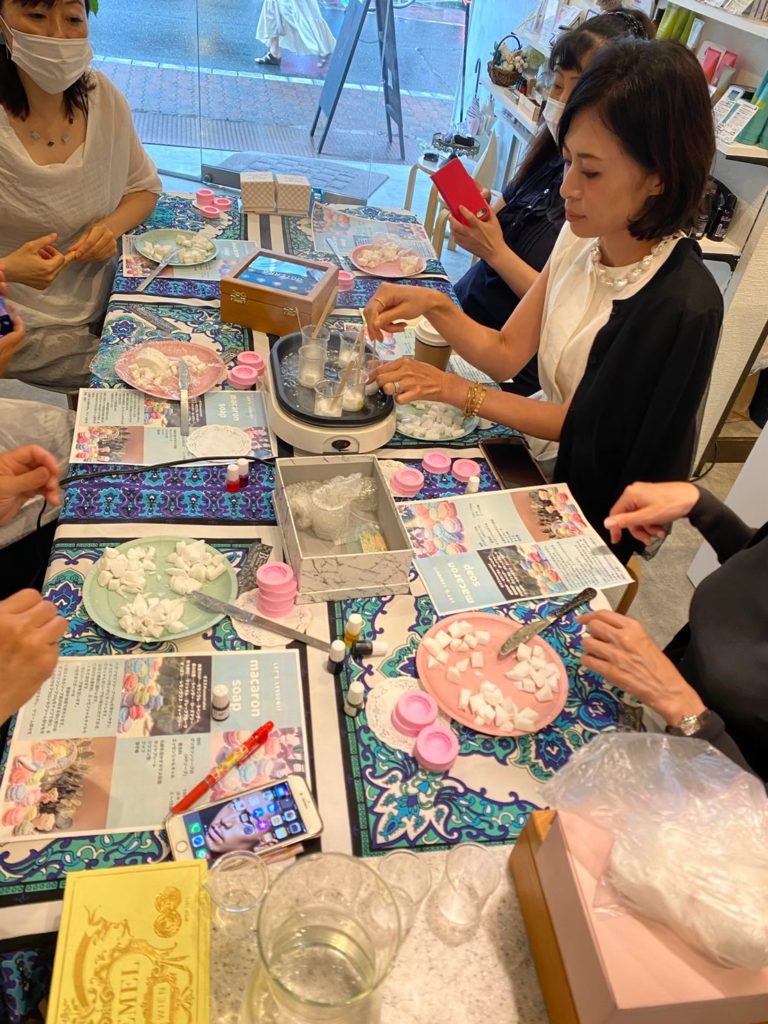 手作りバスボム　バスボム作り　ワークショップ風景