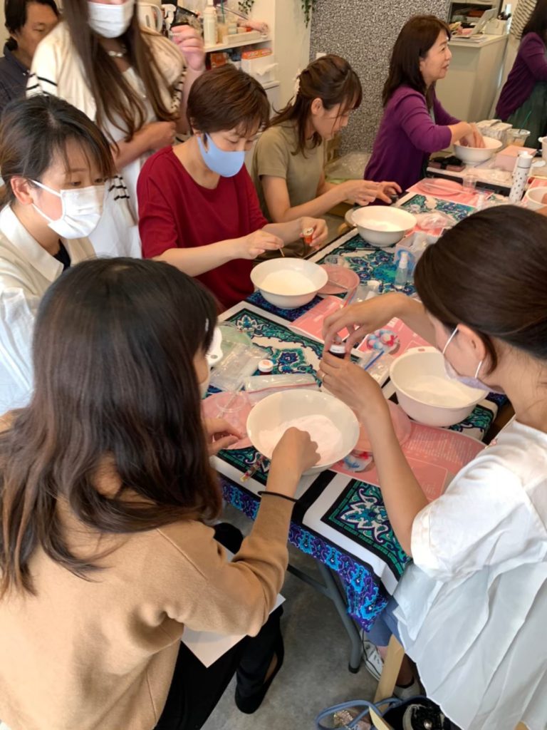 手作りバスボム　バスボム作り　ワークショップ風景